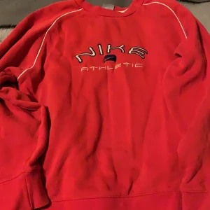 Nike sweater  - En Nike athletic sweater. Använd ett fåtal gånger och inga fel på den. Säljs för den är för liten för mig. Står L på lappen, men passar bättre på en s eller xs