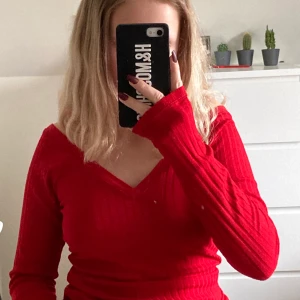 Röd tröja med v-ringning - En röd tröja med v-rigning och från zara, den är ganska lång i armarna och i storleken s 💕 nypriset kan jag gissa på typ 100kr för att denna fick jag av en kompis så har inte så mycket koll