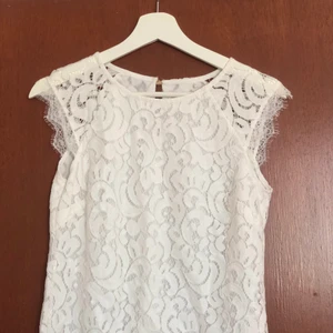 blus - Supersöt vit blus med spets! Bara använd 1 gång då jag växte ur den. Önskar att den fortfarande passade! Passar perfekt nu under sommaren. 💕 du står för frakt.