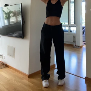 Kostymbyxor  - Säljer nu tyvärr mina favorit kostymbyxor pga dom blivit alldeles för stora. Storlek 34/35 herr, jag är 175 cm lång. Funkar som lågmidjade på mig. På sista bilden har knytt dom med en tofs där bak. Frakt tillkommer 💞