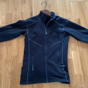 Haglöfs tröja storlek Xs - Tröjan är i storlek XS köpte den för 1500kr för ett tag sen har inte använt den så mycket men säljer den nu för 700kr