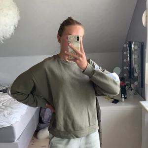 Mörkgrön hoddie storlek S - Hoddien är i bra skick och är inte använd särskilt mycket. Text på ryggen: ”New York Los Angeles Chicago” 