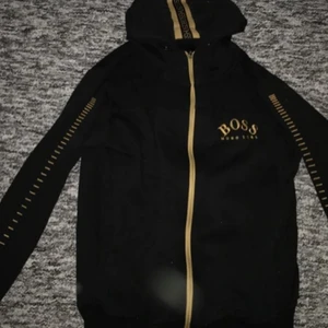 Hugo boss tröja äkta  - Bra skick säljs för 700 men går ner i pris vid snabb affär