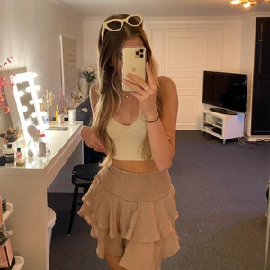 Brun kjol - Snygg volangkjol från shein, helt oanvänd och perfekt till sommaren😍❤️ storlek xs/s💕 kan både mötas upp, posta i blå postpåse och skicka med frimärken för billigare frakt❤️