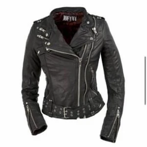 Jofama by Kenza skinnjacka - Sparsamt använd skinnjacka från Jofama by Kenza, strl 34. Jackan är i väldigt fint skick.