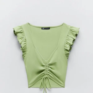 Zara topp - Hej! Säljer denna helt oanvända topp från zara. Toppen var tyvärr för liten för mig. Skicka meddelande privat för fler bilder på toppen! Bilderna ovan är från hemsidan! Budgivning ifrån 60kr💕