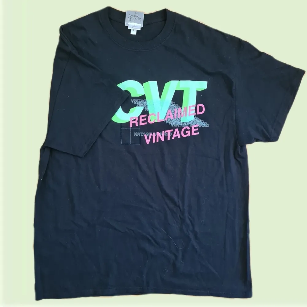 Väldigt väldigt snygg tshirt från Reclaimed Vintage. Den är väldigt stor och är i en oversized modell.                   Frakt tillkommer :). T-shirts.