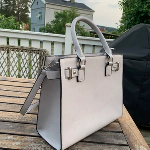 Grå väska - En superfin grå väska som är 30x26cm. Aldrig använd. Frakten kostar 66kr. Ordinarie pris var ca 200kr🖤🤍