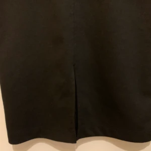 SVART BODYCON DRESS FRÅN BIKBOK - Jätte fin klänning med en super liten slits där bak, storlek XS, slutar under knäna. Köpte den för 300kr, men den har knappt används, säljer den för 140kr!🖤 Köparen står för frakten. :)