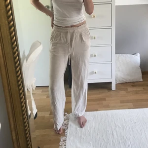 Linnebyxor hm - Populära linnebyxor från hm som inte finns att köpa längre. Stl 38 men passar mig med 36, köp direkt för 300kr! Går ner till hälarna på mig som är 170💓