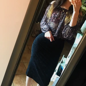 Helt ny kjol - Säljer en helt ny kjol som är inköpt från Gina, den är mjuk i material och har en tajtare material runt midjan för en perfekt passform! Nypris 300kr säljs för 130kr! Kan mötas upp eller frakta! ❤️🥰