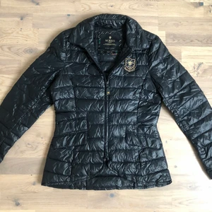 Lättviktsjacka från Morris  - Säljer min lättviktsjacka från Morris som stått inne i skåpet väldigt länge och har hunnit bli väldigt liten för mig. Jag får inte på den mer. Jackan är i storlek M men den skulle nog sitta bäst på er som vanligtvis bär S. Jackan är i väldigt bra skick och erhåller inga defekter. Jag använde den som en tunnare jacka under en tjockare kappa under vintertid eftersom den är inte så tjock i materialet. 