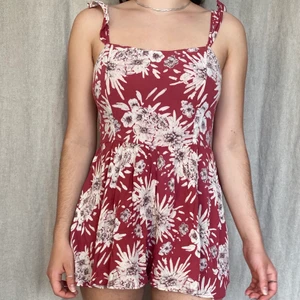 Sööt byxdress - Jätteskön blommig byxdress. Står storlek s i plagget men skulle säga att den är mindre  än s då den är ganska kort. I väldigt bra skick🌸