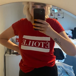 Röd t-shirt  - Röd t-shirt med vitt tryck på stl S.