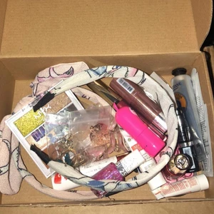 Skönhetspaket nytt - Smink, smycken och hår accessoarer säljer allting tillsammans som paketpris för 350 kr. Förhandlingsbart vid snabb affär + extra gåva vid köp! 