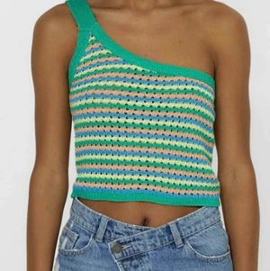 Grönt stickat linne - Säljer då det inte kommer till användning!💕 Jättefint linne som jag älskat men som nu inte längre är riktigt min stil så säljer här. Frakt runt 40kr tror jag!