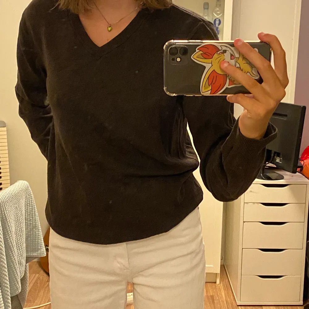 En stickad brun tröja som jag köpte på Plick för ungefär 3 månader sedan. Jag glömde bort att jag hade den hemma och är tyvärr inte min stil längre.. Tröjor & Koftor.