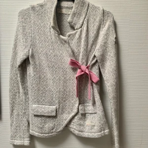 Odd Molly kofta  - Kofta från Odd Molly ljusgrå/beige med rosa knytning. Storlek 1, väldigt fint skick 