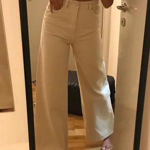 Vida jeans  - Jättesnygga vida jeans från Weekday. De är i st 24 o är 32 i längden men passar dig som har 26 vanligtvis. Jeansen är köpta för nån månad sen o är använda 1 gång.