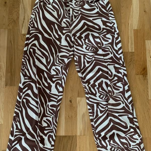 Zebrarandiga byxor  - Byxor med bruna ”zebraränder” från Shein, använda 1 gång! Storlek M, passar en S som vill ha lite over size. Inte riktigt jeansmaterial men lite grövre ändå. Kan mötas upp i Malmö eller skicka! 
