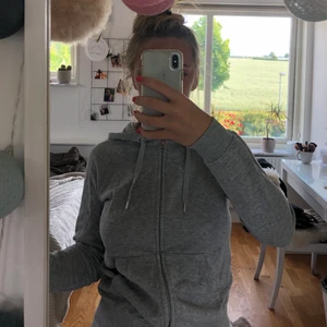 Grå kofta  - Vanlig kofta som blivit för liten och därför inte kommer till användning längre.