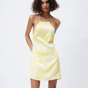 Zara klänning - Fick hemma denna och den är hur fin som helst. Det är en L men den passar en 38 skulle jag säga. 