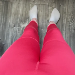 perfekta träningstights!  - Jag har använt den 1 gång innan men jag kände att den inte passade just mig så nu säljer jag den, jag siktar på runt 115 kr och 45kr frakt! 