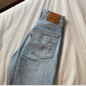 Vintage levis jeans - Intressekoll på mina finaste levis jeans i strl 23, är inte helt säker på om jag vill sälja än. De går till anklarna på mig som är 172 och är ”straight” i modellen, påminner lite om passformen på mom jeans💕