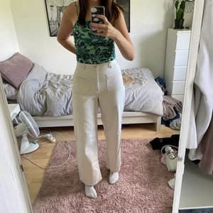 Vit/beige bikbok jeans  - Ett par fina jeans letar nytt hem. Köpte från bikbok och är i bra skick, säljer pågrund av att det har blivit för stora. Storlek 44  Nypris tror jag ligger på 300-400kr och mitt pris är 150kr   Säljaren står för frakten som ligger på 66kr:)    Tar endas Swish!
