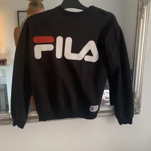 Fila sweatshirt  - Jättefin tröja som inte kommer till användning, den är i mycket bra skick och är i storlek ca men passar mig som vanligtvis brukar ha s/m. 110+frakt❤️