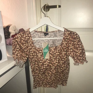 T-shirt  - En vacker blomning somrig T-shirt som är helt ny! Kan både frakta och mötas upp i Stockholm! Hör av dig vid intresse 🥰🌺