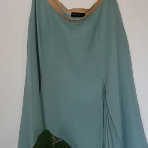 10 kjol karen millen  - Karen millen. Köpt i London. Kjol med små detaljer nedan. Luftig och linen material. 