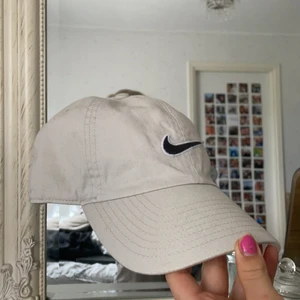 Nike keps  - Säljer min oanvända Nike keps, köpt på zalando men har bara hängt på en krok sen jag fick hem den. Testad, men aldrig riktigt använd. Köpt för 199kr + 39kr frakt. Säljer för 120+ frakt/ kan även mötas i sundsvall. Startar budgivning(stor efterfrågan)