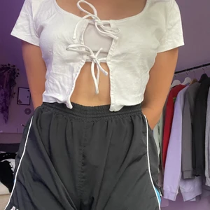 Vit topp  - En vit fin topp från hm🤍 köpte den har inte riktigt använt den! Men väldigt bra kvalitet!