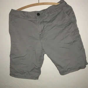 Gråa shorts - Ett par gråashorts med totalt 5 fickor. 