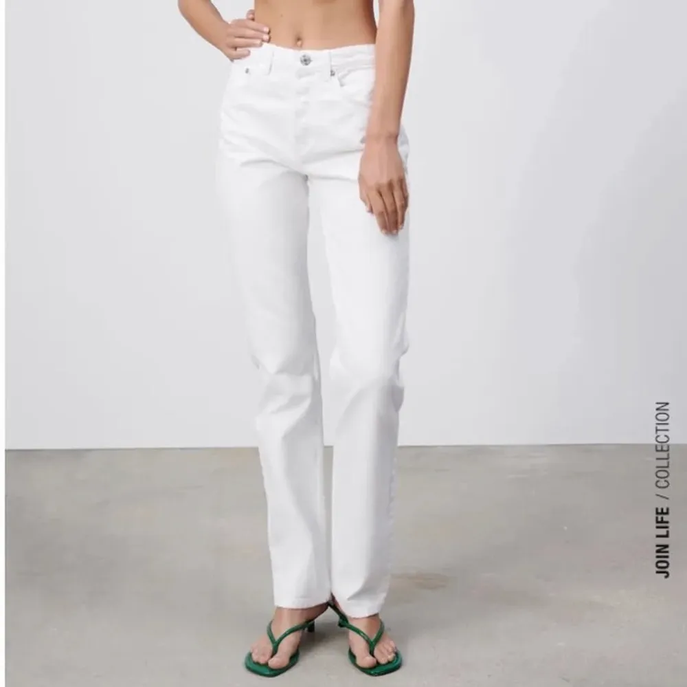 Fräscha vita jeans från Zara i storlek 36💕 Endast testade, aldrig använda!! KÖPARE STÅR FÖR FRAKT. Jeans & Byxor.