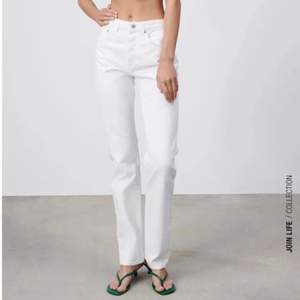 Fräscha vita jeans från Zara i storlek 36💕 Endast testade, aldrig använda!! KÖPARE STÅR FÖR FRAKT