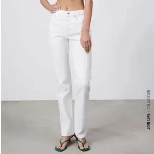 Fräscha vita jeans från Zara i storlek 36💕 Endast testade, aldrig använda!! KÖPARE STÅR FÖR FRAKT
