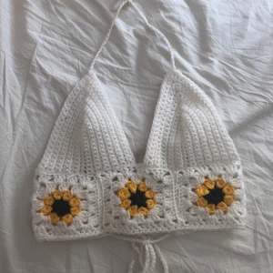 Virkad topp - Virkad topp som jag själv gjort. Passar storlek XS/S och A/B-kupa ungefär. Justerbar i ryggen och nacken. 100% akrylgarn. 