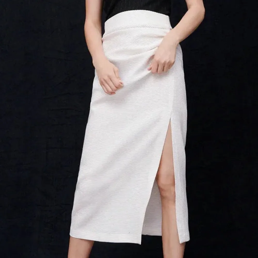 Säljer denna kjol, köpt på zara! Storlek XS. Bara använd några få gånger, så i bra skick🙂. Kjolar.
