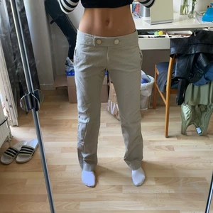 Lågmidjade byxor - Skitsnygga lågmidjade byxor!! Köpta second hand men aldrig använda av mig, därav skrynkliga. Saknas en knapp på ena bakfickan men annars är de i perfekt skick💋skriv vid frågor eller intresse! Köparen står för frakt