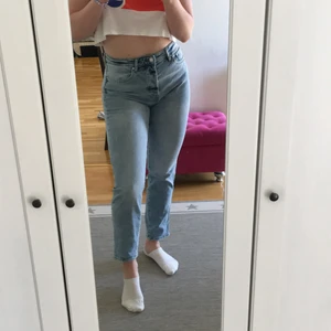 Mom jeans  - Stl 38, men skulle säga att de är mer 36, i väldigt bra skick men säljer pga att de har blivit lite för små och korta för mig enligt mina preferenser! Om flera är intresserade - buda