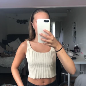 Beige topp - Säljer denna beiga topp som är perfekt nu till sommaren och går att matcha till allt!