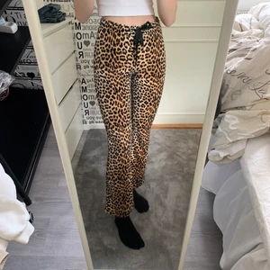 leopard mjukisar - säljer mina leopard byxor då dom är för korta på mig som är 173. super fint skick!