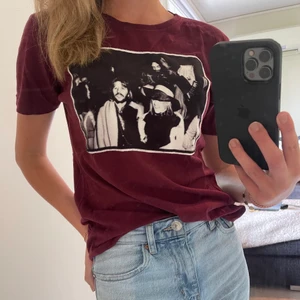 Limitato T-shirt - Så fin vinröd Limitato T-shirt. Knappt använd och 100% äkta. Nypris 1400 kr