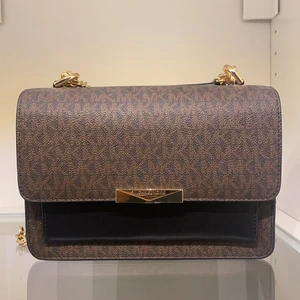 Michael kors jade shoulder bag - Äkta köpt på nelly för 2649:-, endast seriösa köpare och du står för frakten 💕 aldrig använd dessutom!