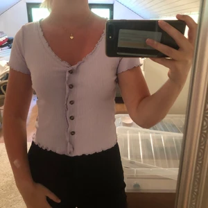 Lila topp - Ljuslila topp från monki som knäpps med knappar i storlek xs💜 bra skick