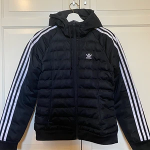 Adidasjacka - Jacka från adidas, perfekt till vintern. Köparen står för frakt.