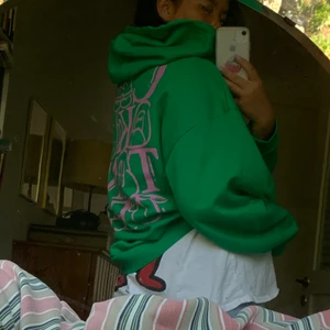 Crooked Tongues - Asball hoodie som knappt är använd, säljer då jag rensat garderoben. Är s/m och sitter lagom oversized på mig. Köpt för nästan 700kr  därav vill jag inte sälja för billigt💕