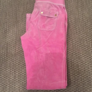 Juicy couture byxor - Juicy couture byxor knappt andvända då jag köpt dem i förstor storlek, priset går att diskutera. Bud: 300kr💕